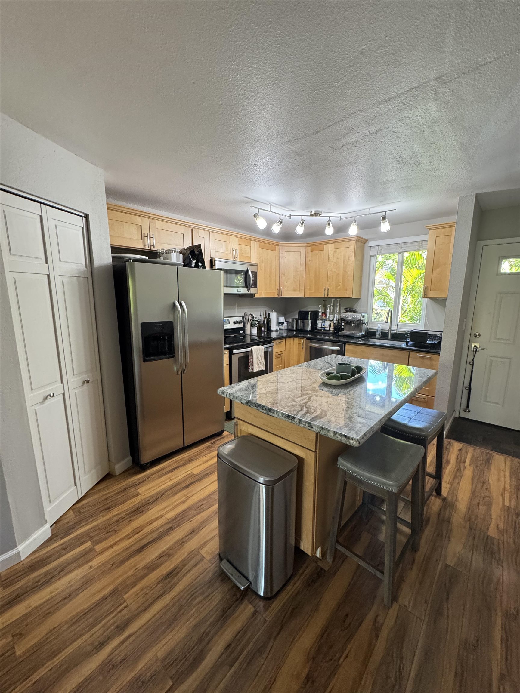 140 Uwapo Rd Property Photo 9