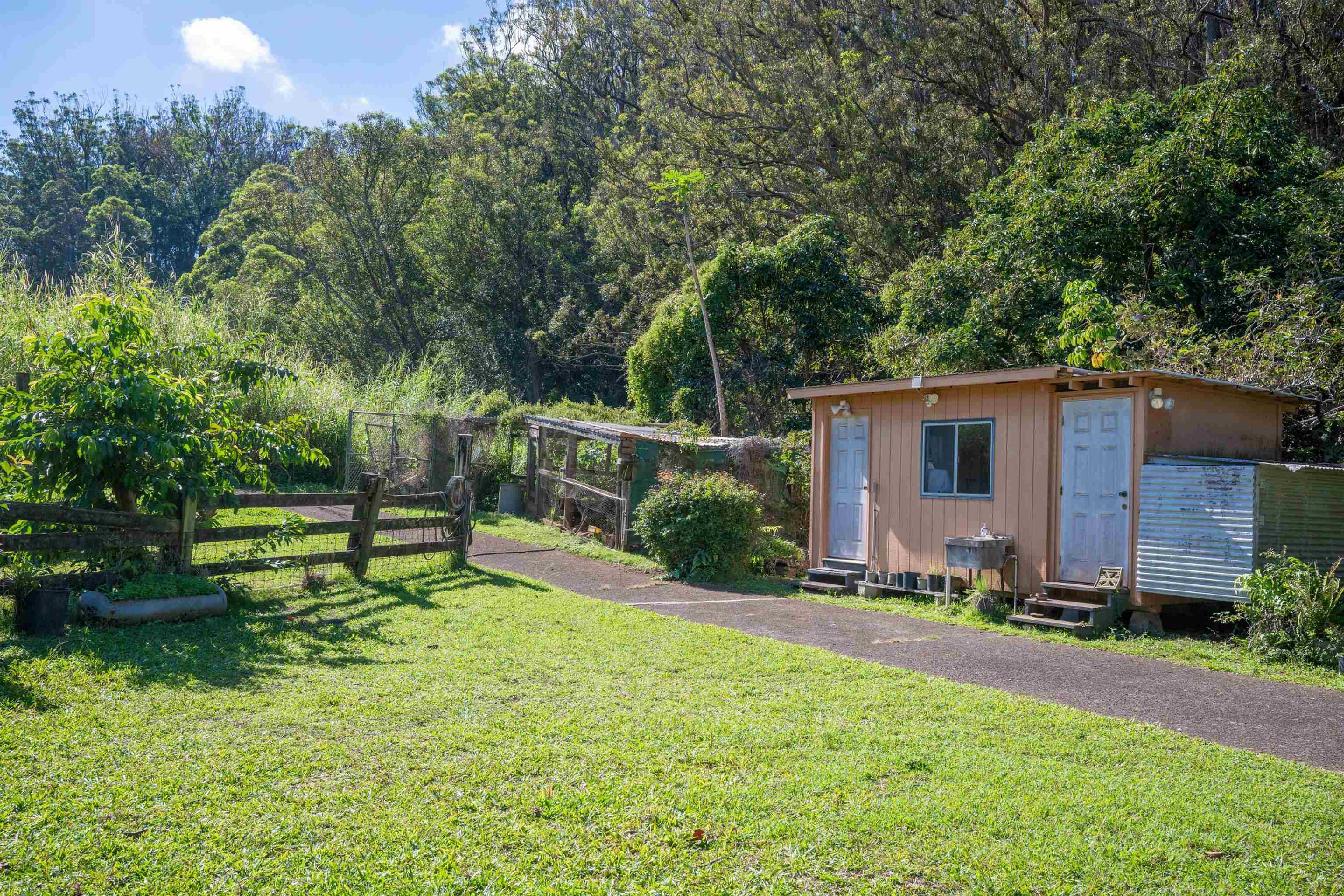 2475 Kaupakalua Rd Property Photo 3