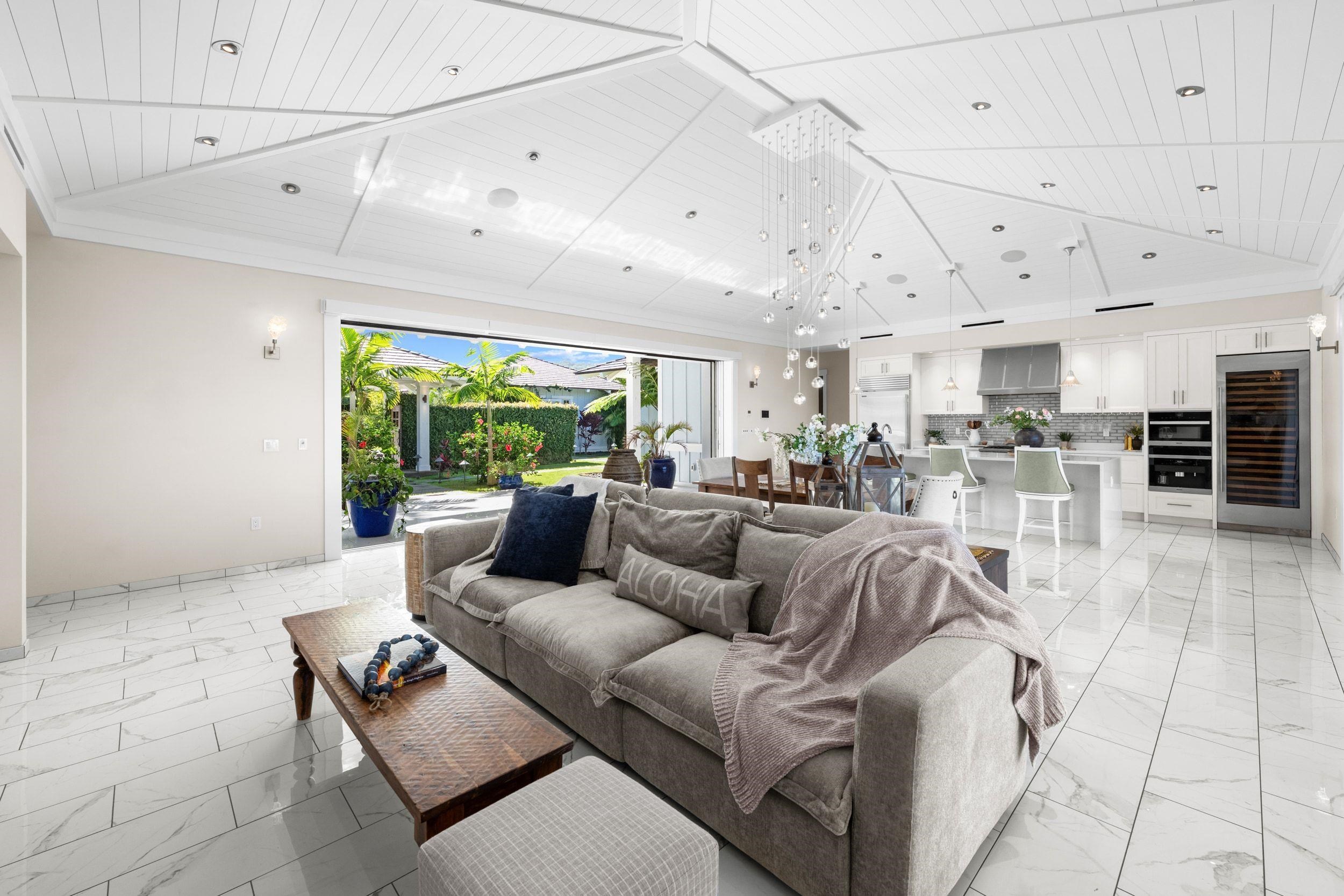 300 Mahana Ridge St Property Photo 12