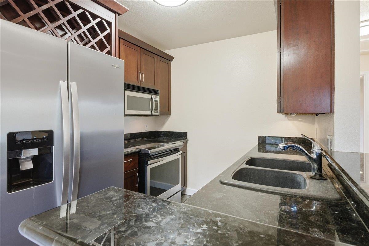 140 Uwapo Rd Property Photo 5