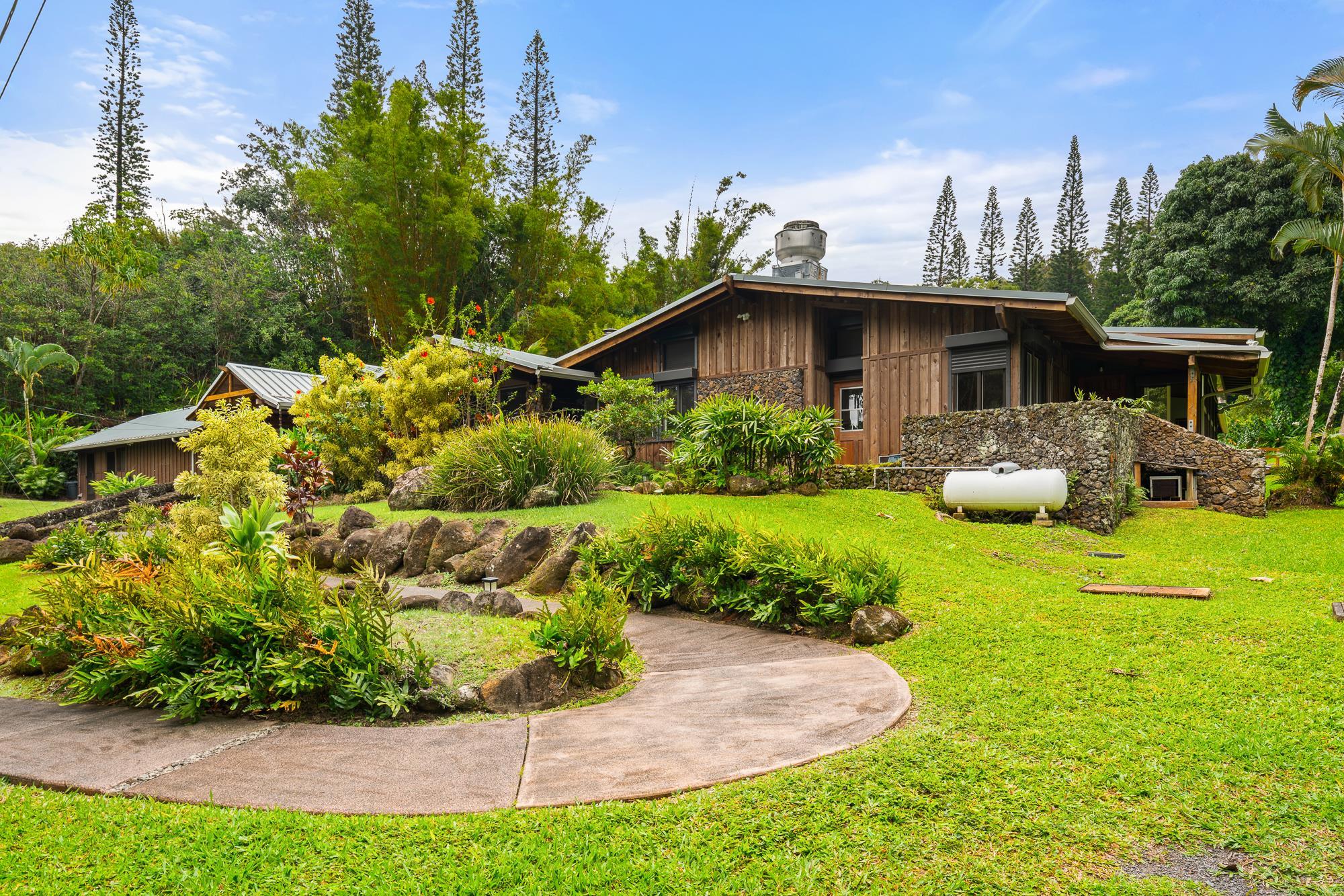 1055 Kaupakalua Rd Property Photo 1