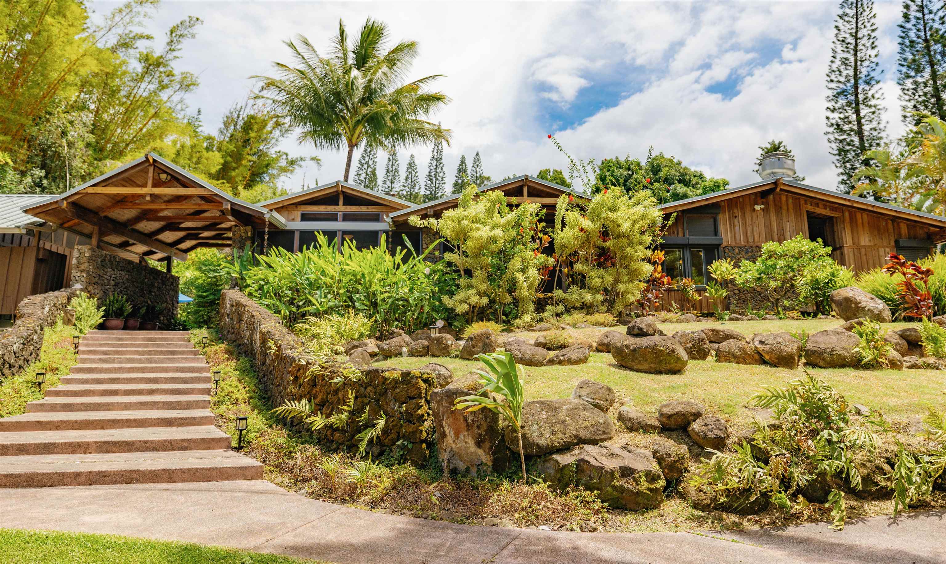 1055 Kaupakalua Rd