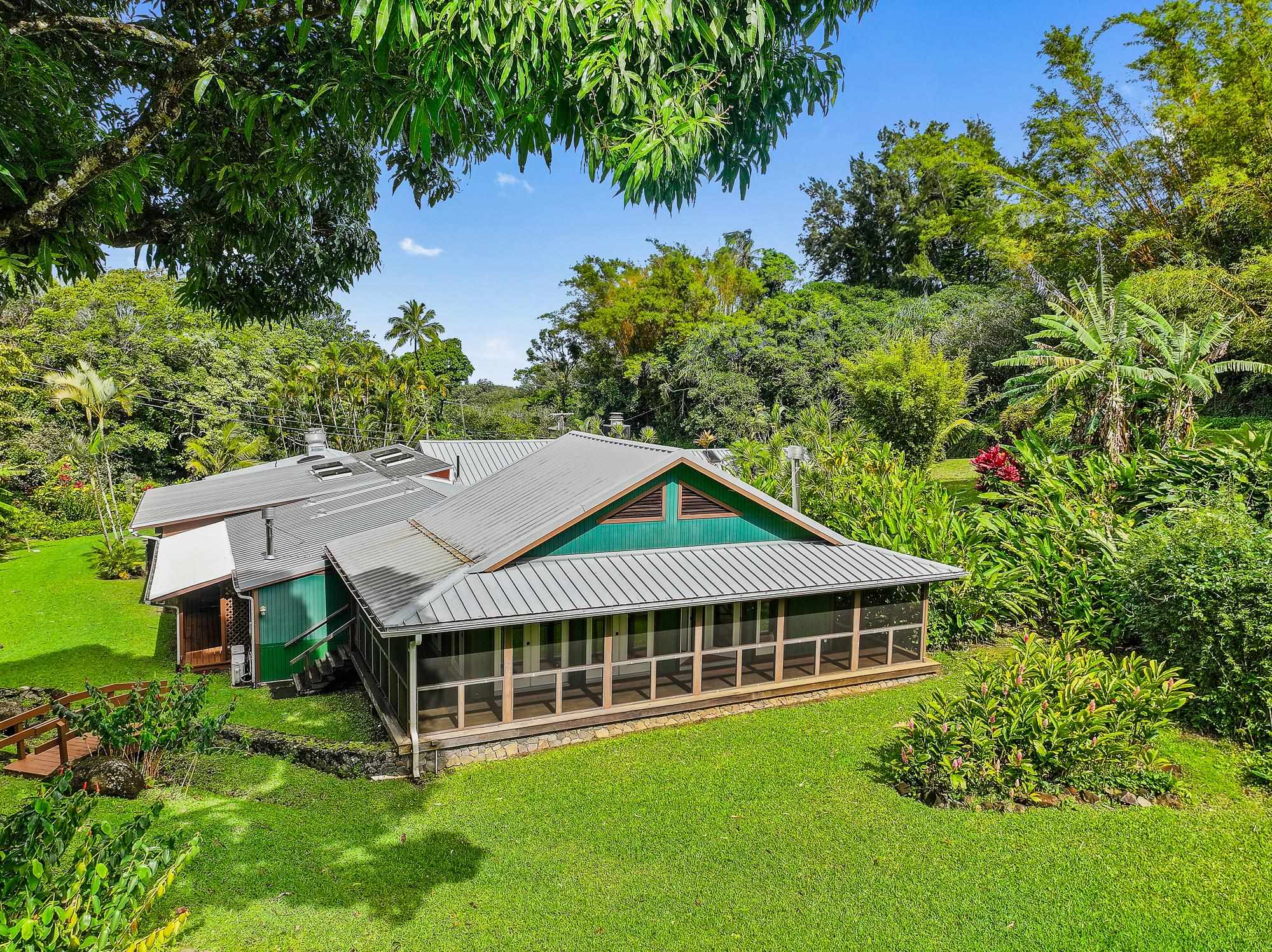 1055 Kaupakalua Rd Property Photo 2