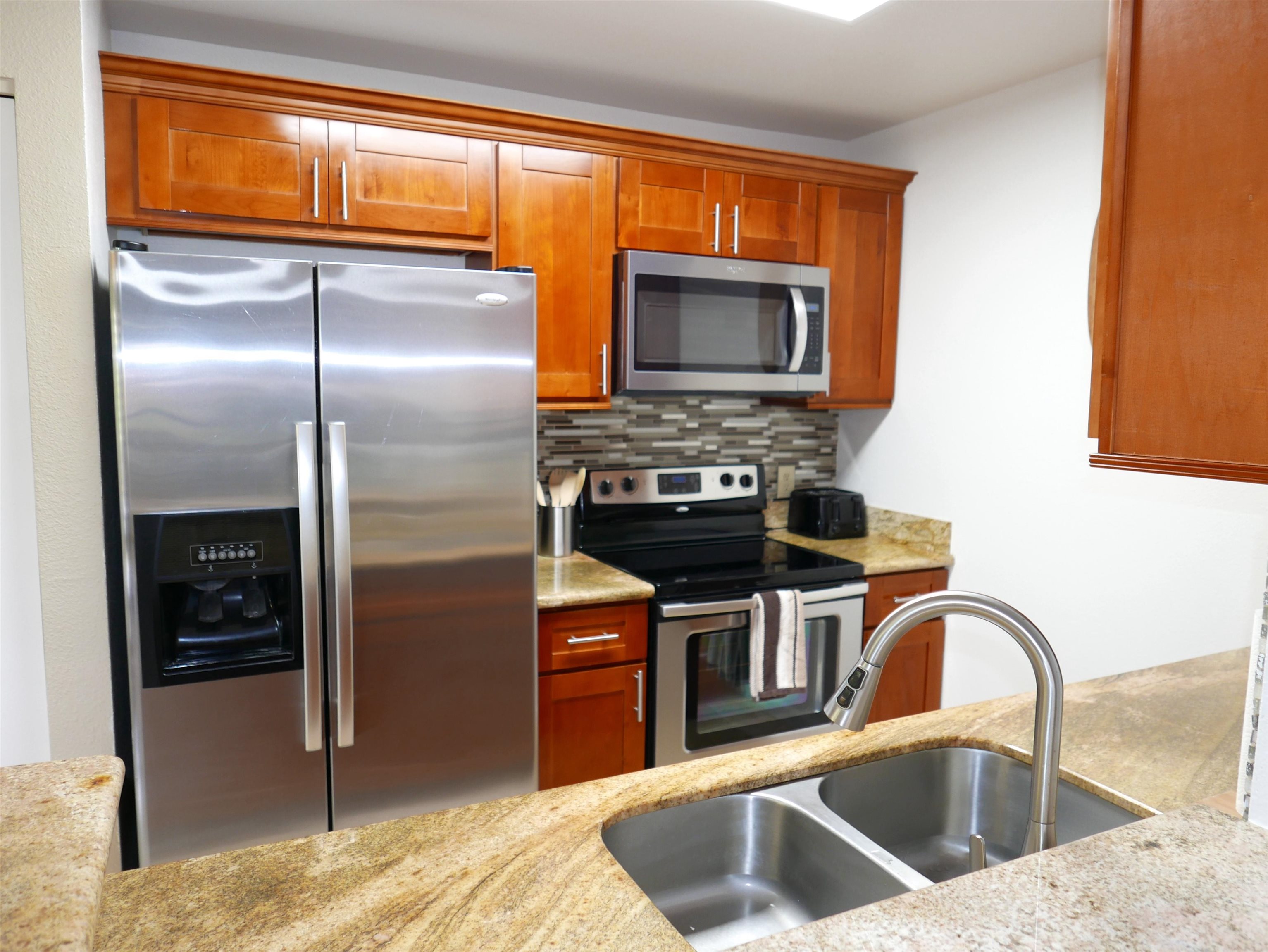 140 Uwapo Rd Property Photo 4