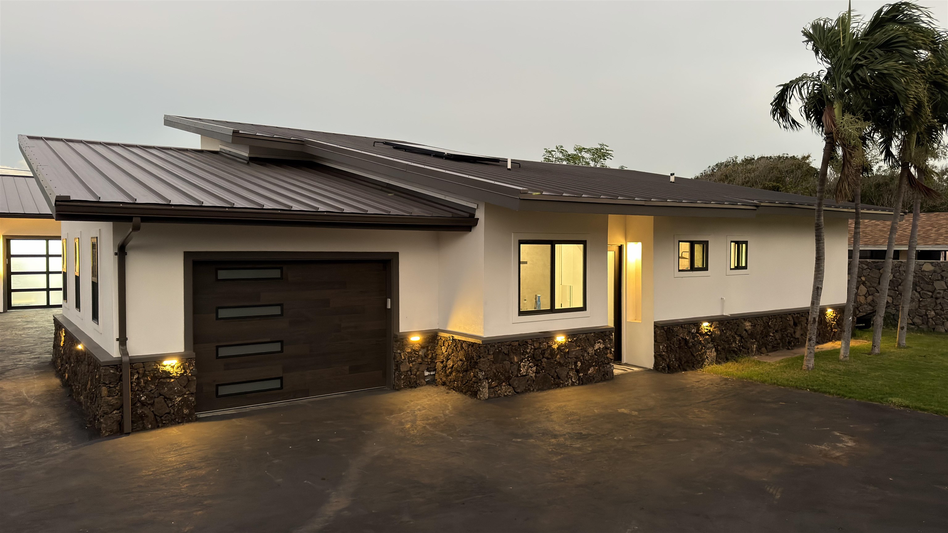 371 Lono Ave Property Photo 2