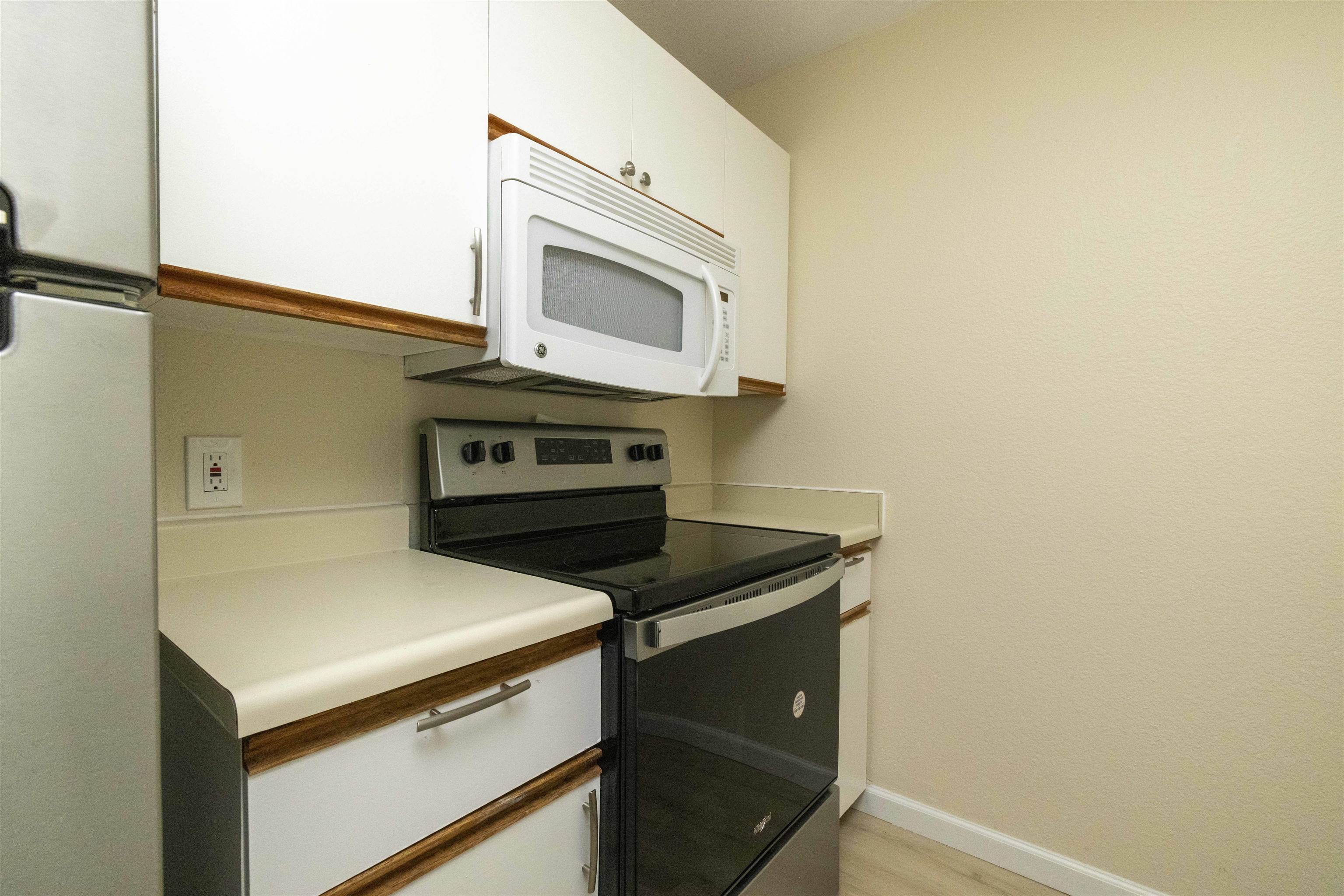 140 Uwapo Rd Property Photo 8