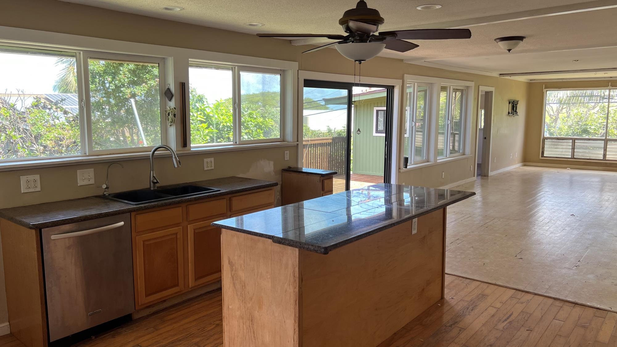 579 Kuanana St Property Photo 4