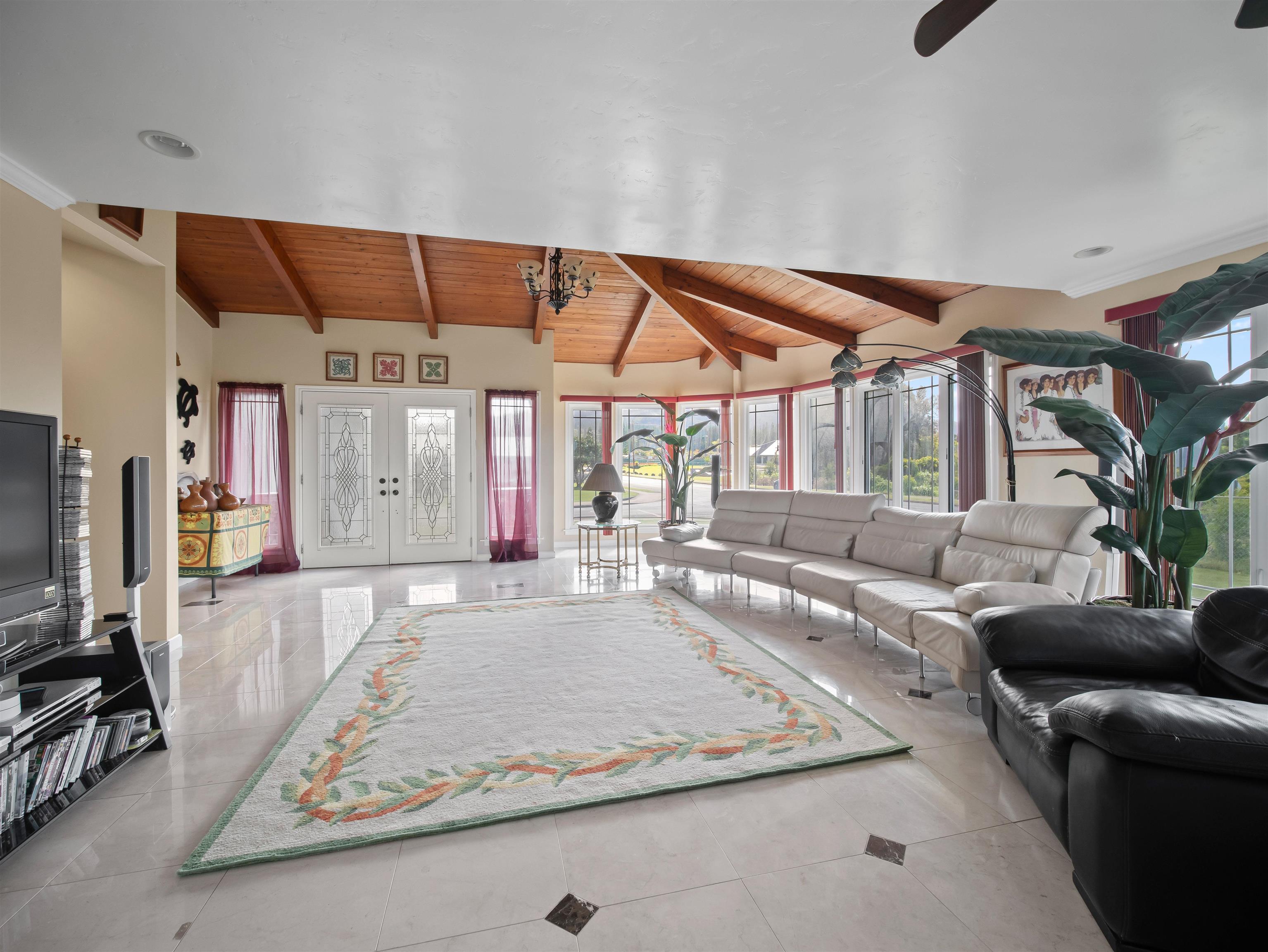 476 Kamoku Pl Property Photo 4