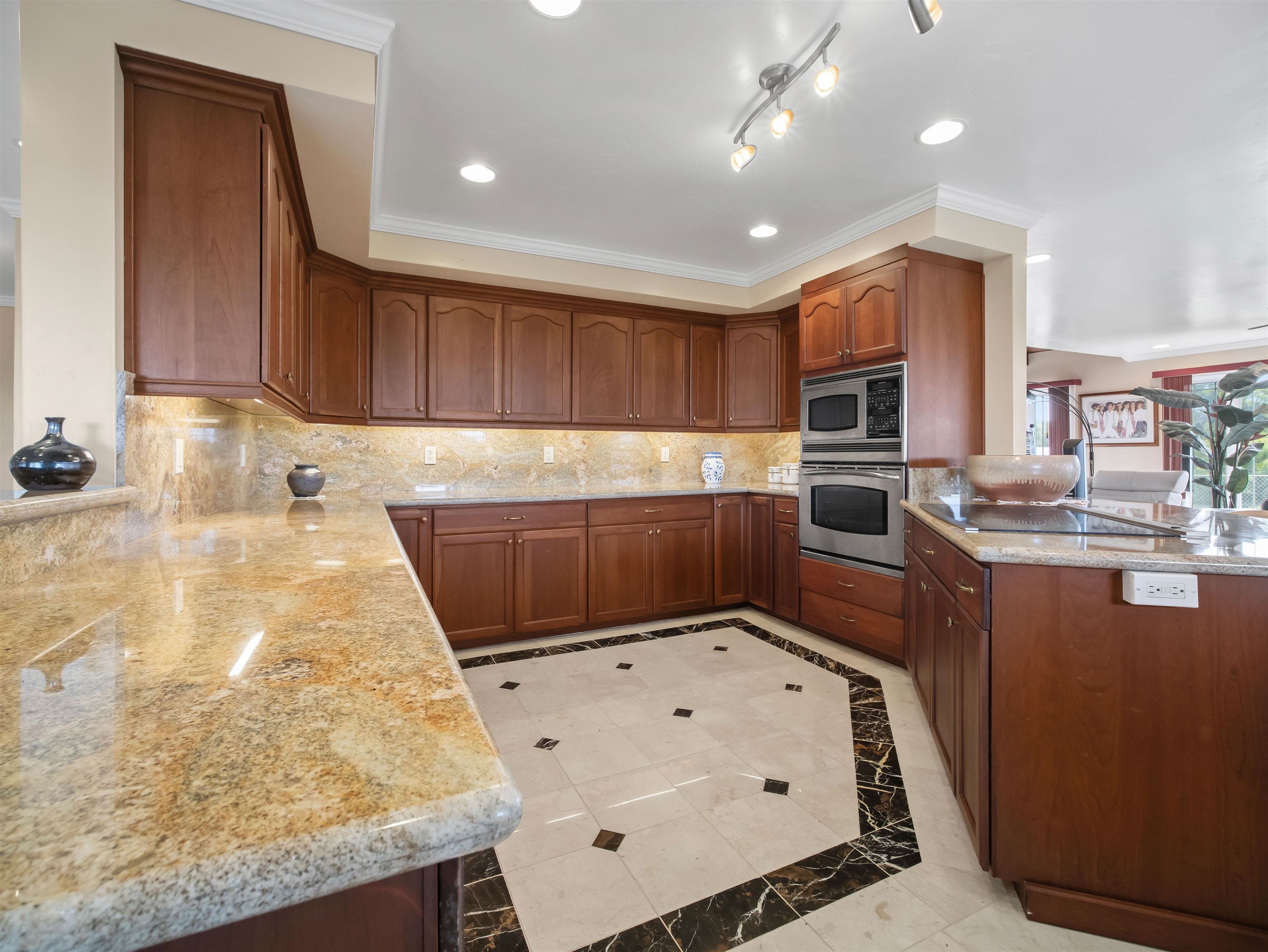 476 Kamoku Pl Property Photo 7