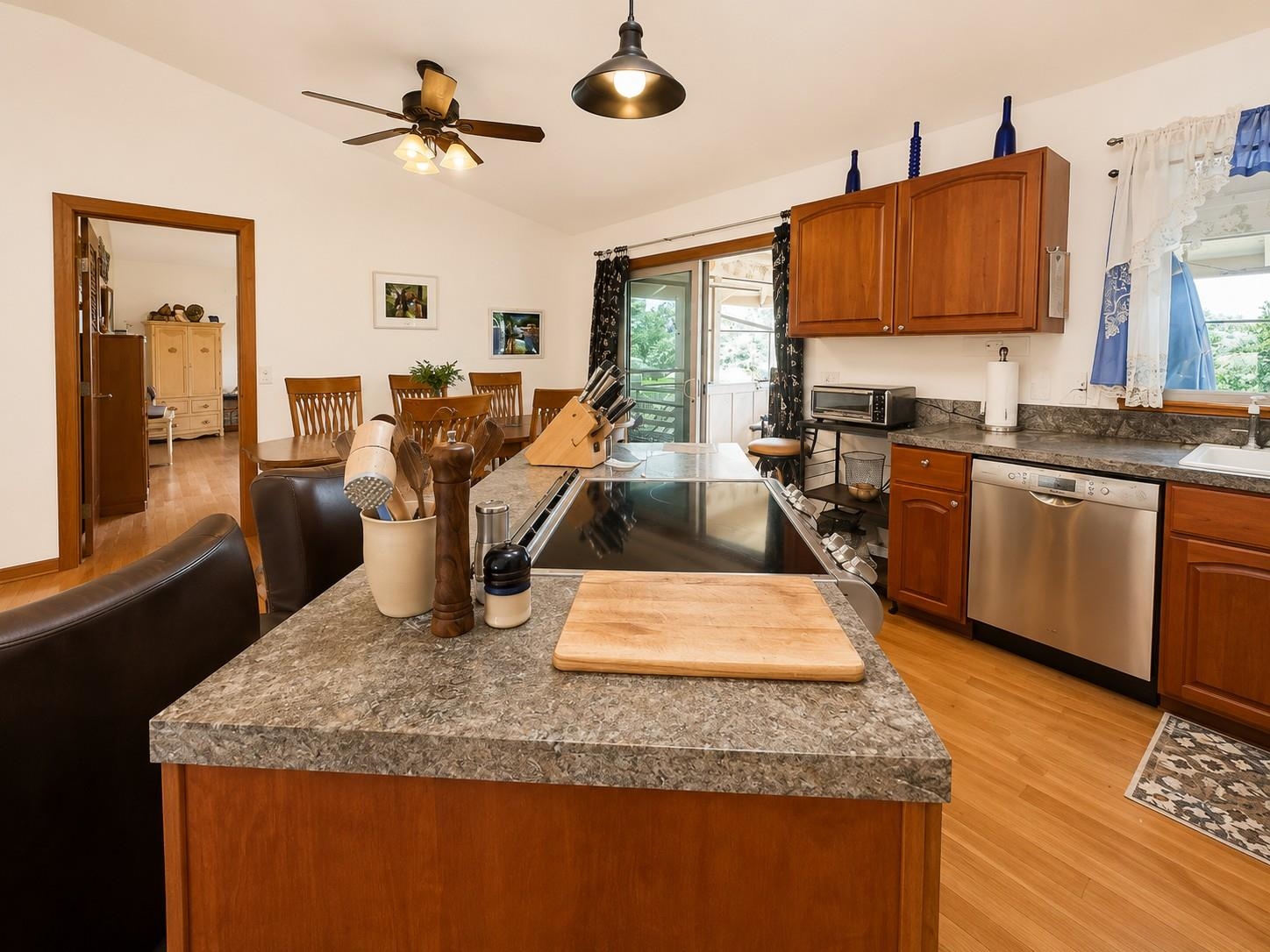 1633 Farrington Ave Property Photo 15
