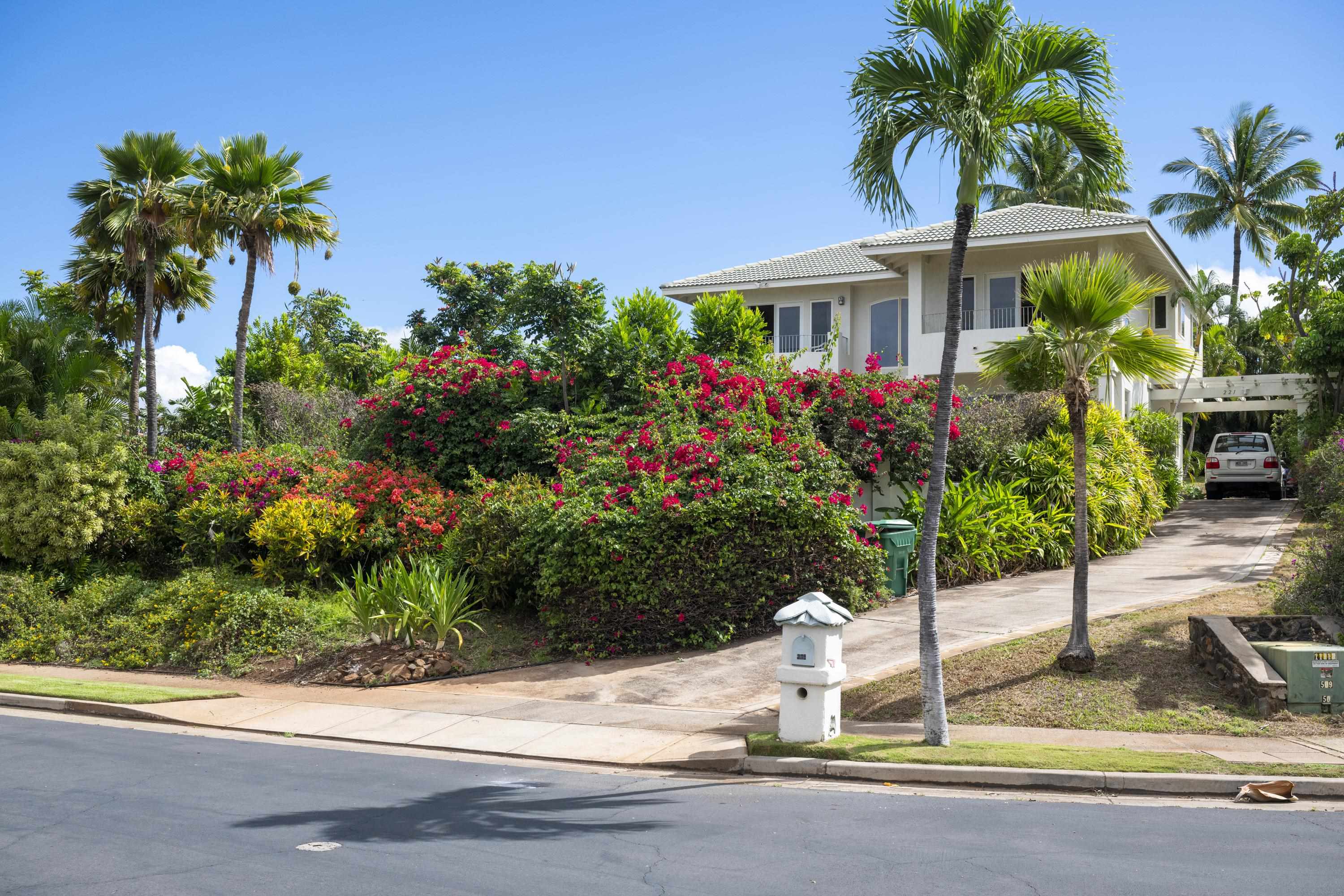 221 E Ikea Kai Pl Property Photo 2