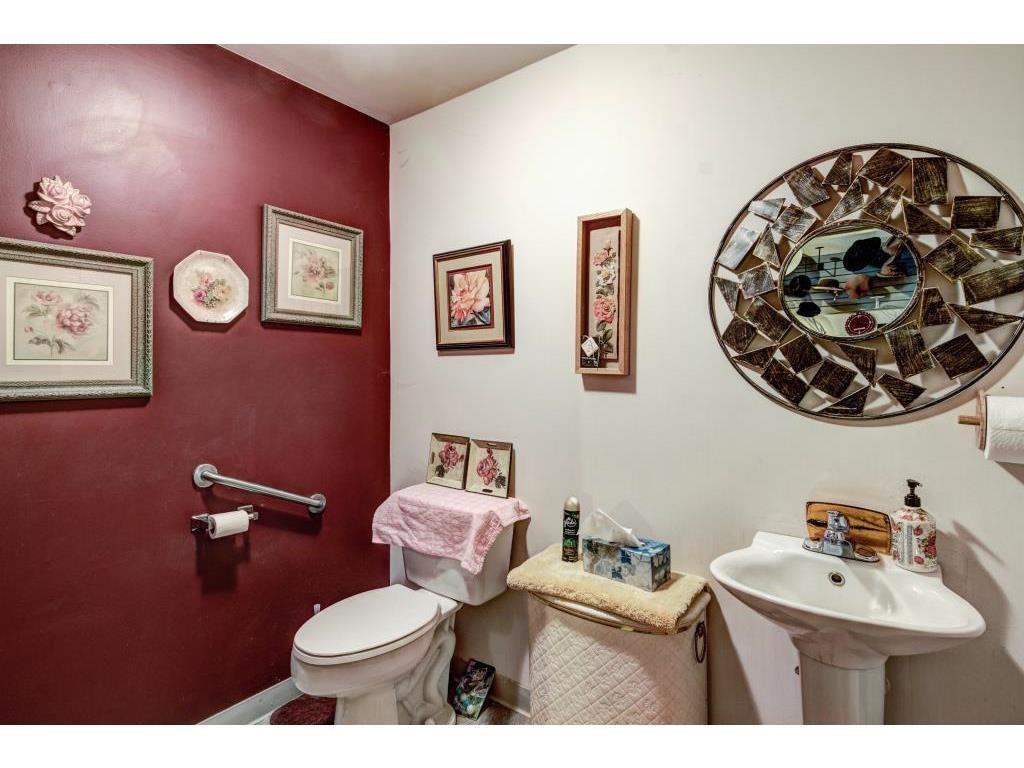 132 E Oak Street Property Photo 4