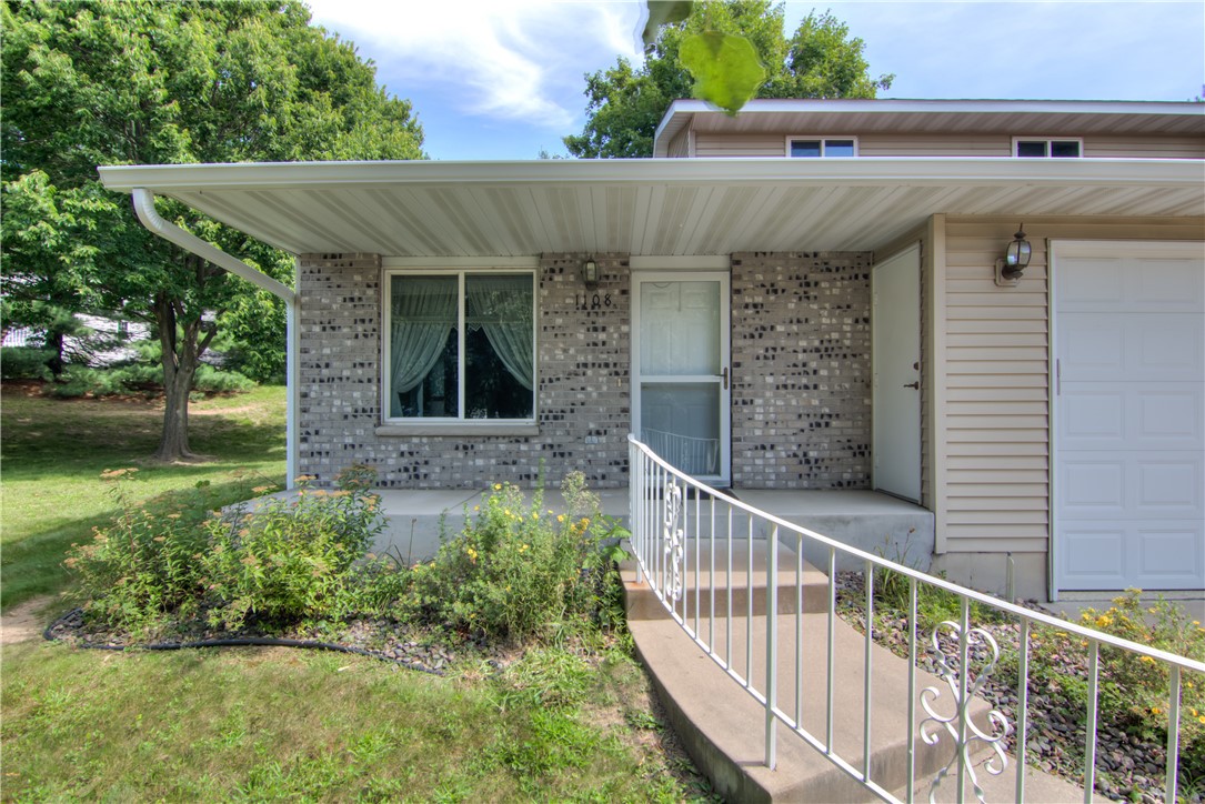 1108 Glades Drive Property Photo 3
