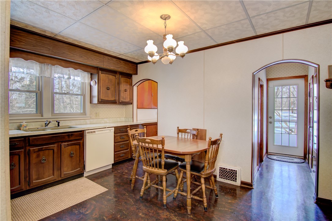 212 Moen Street Property Photo 3