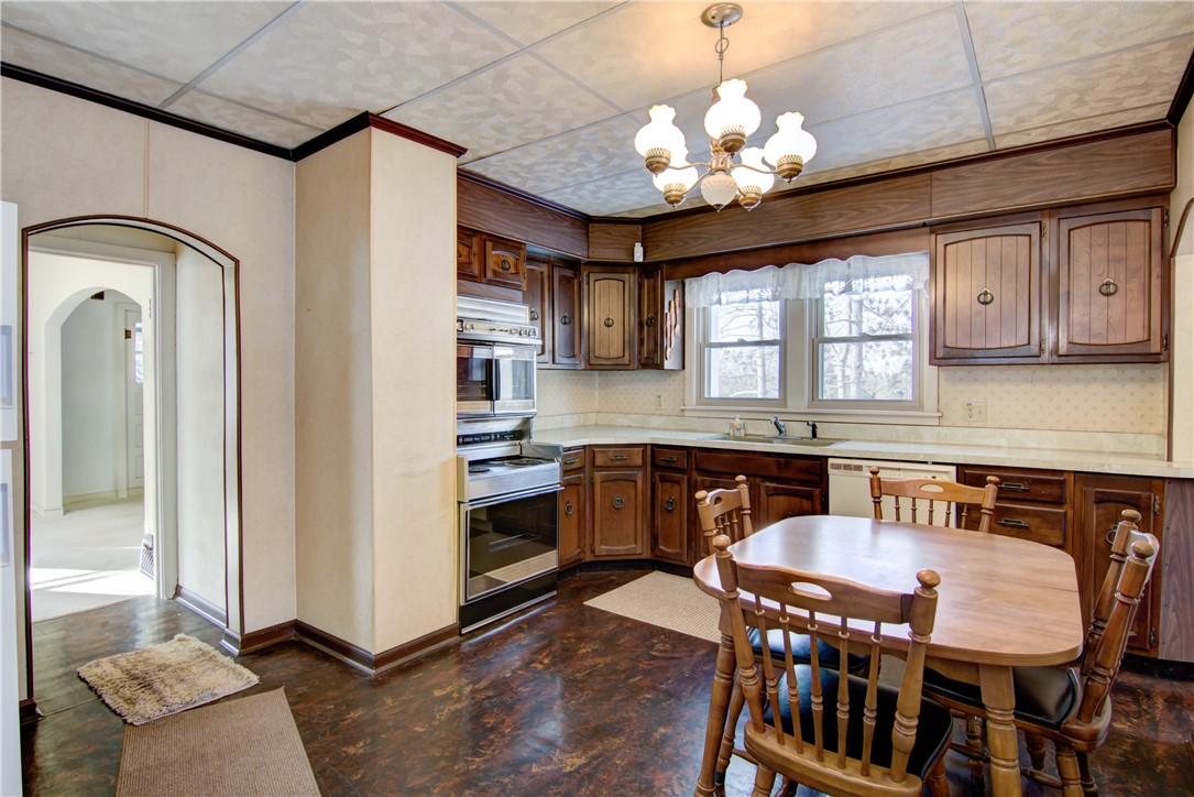 212 Moen Street Property Photo 4