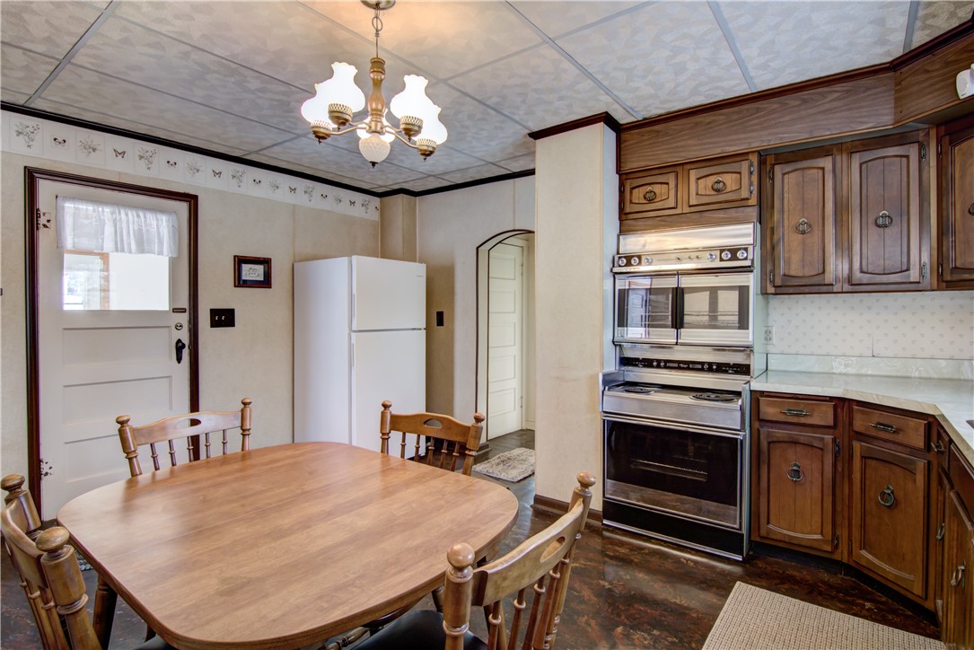 212 Moen Street Property Photo 5