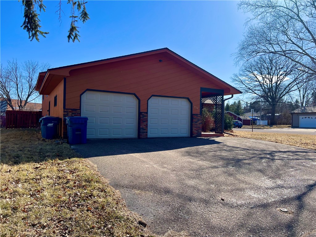 916 Duke Street Property Photo 4