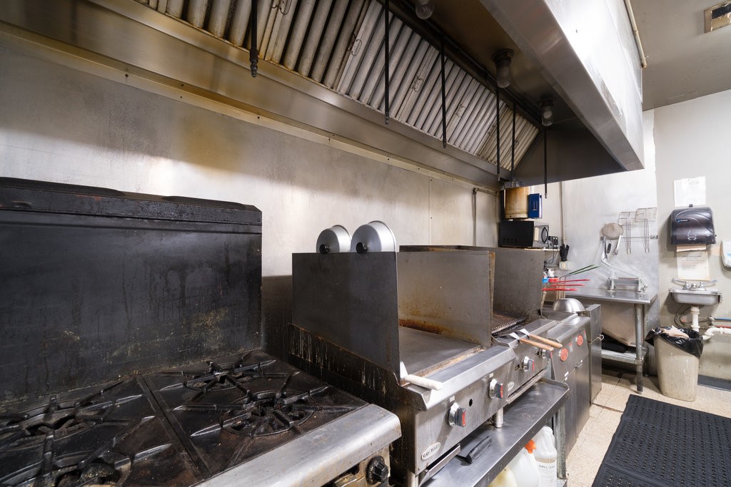 907 E 3rd Street Property Photo 17