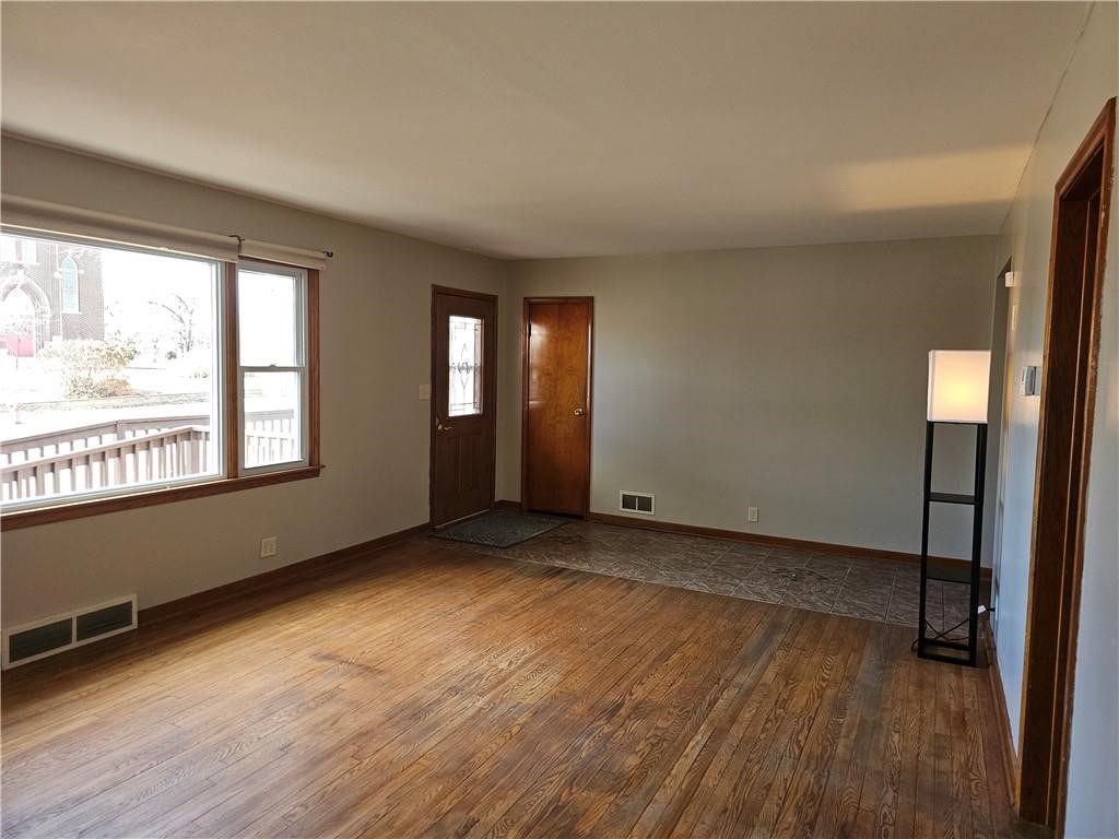 203 S Peterson Avenue Property Photo 6