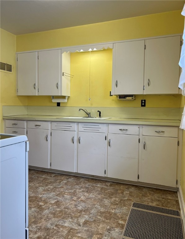 121 E Truman Avenue Property Photo 9