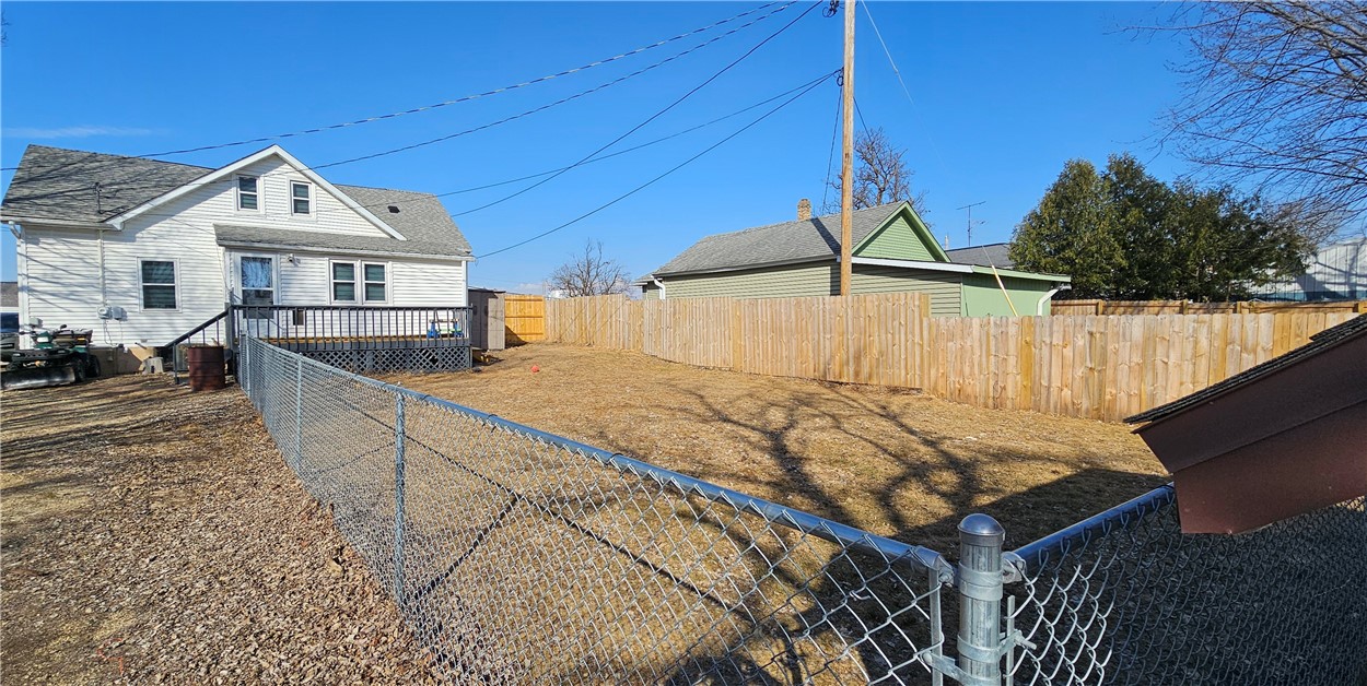 315 W 1st Street Property Photo 3