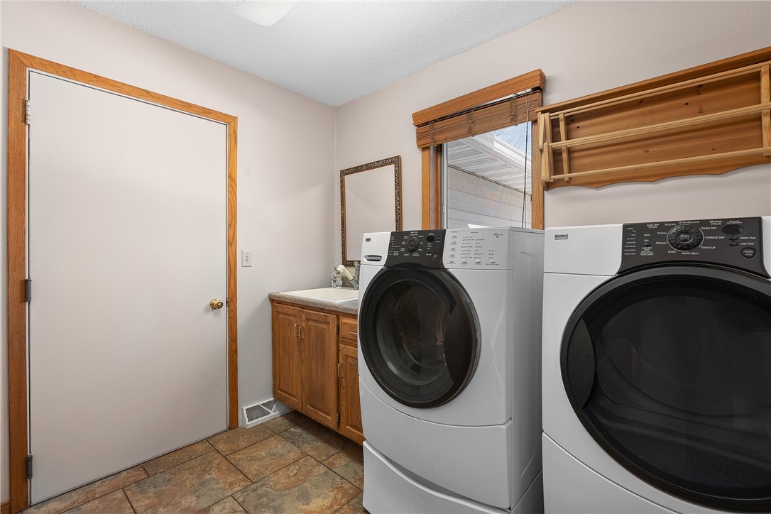 62 20 1/2 Avenue Property Photo 18