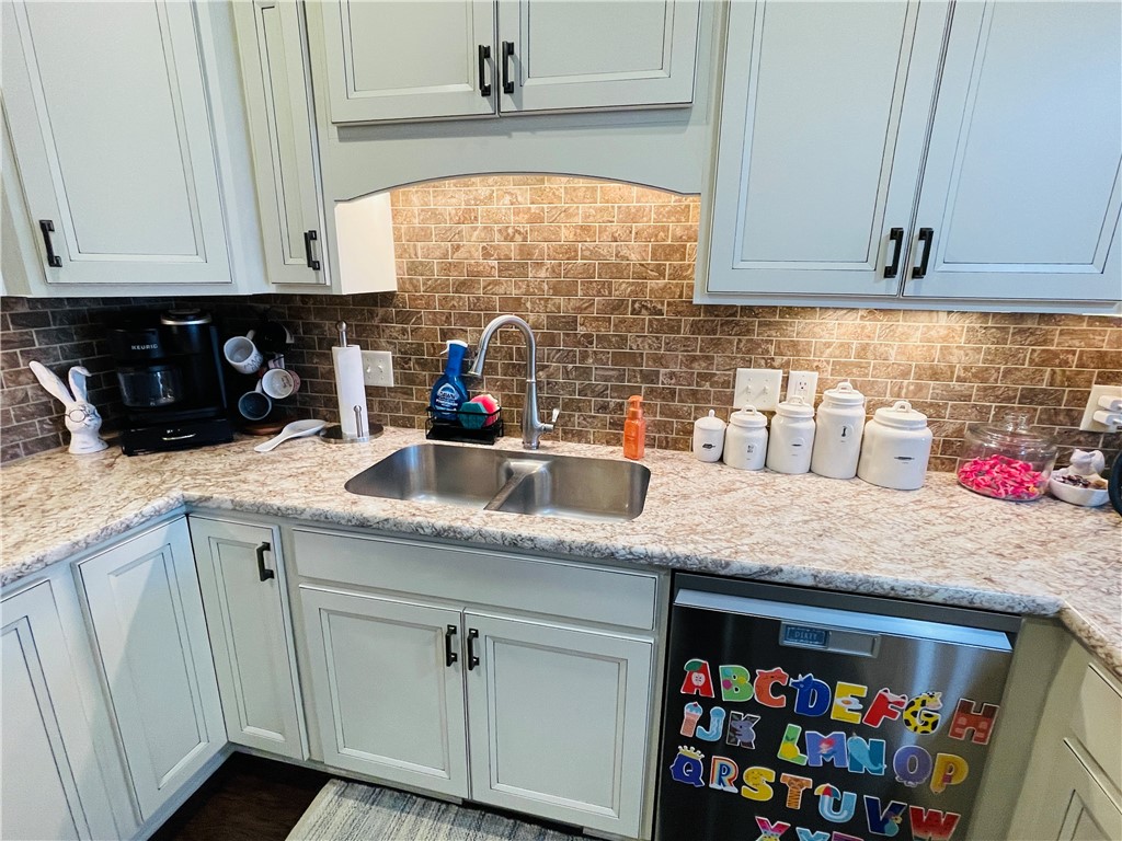 5685 Green Park Drive Property Photo 4