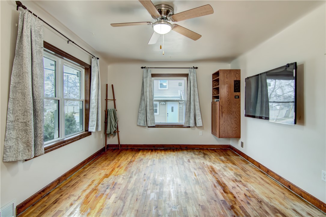 913 Starr Avenue Property Photo 3