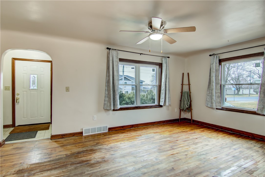 913 Starr Avenue Property Photo 4