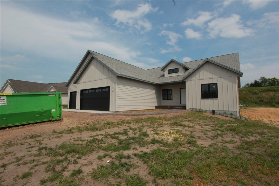 E5215 Queen's Drive Property Photo 1