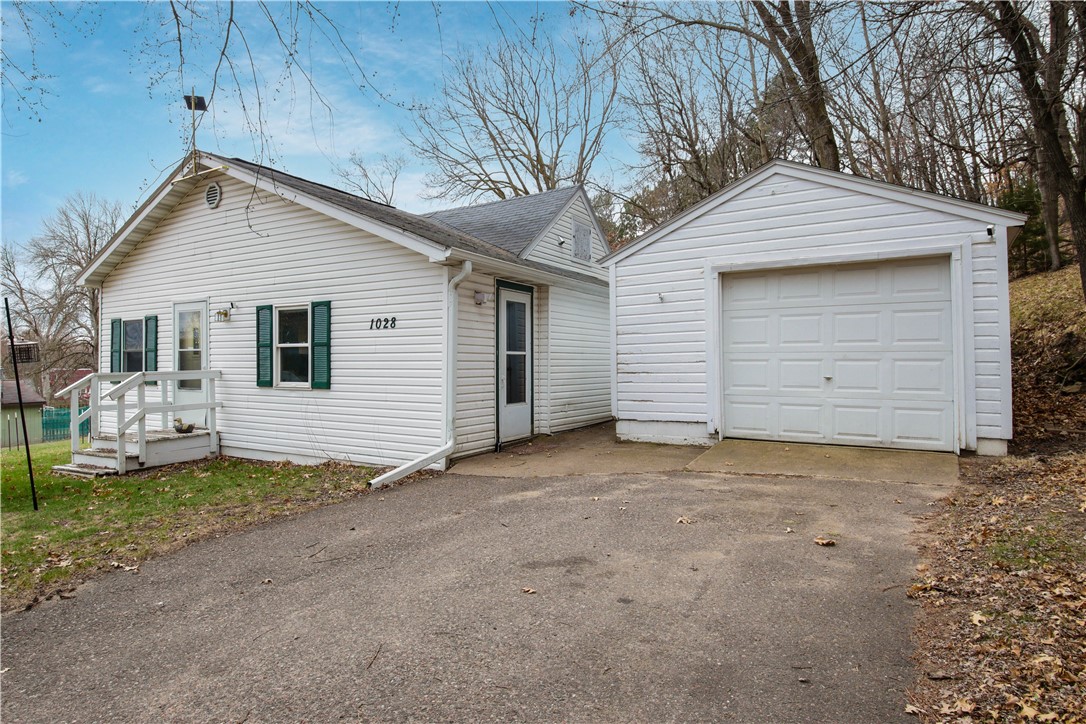 1028 Essex Street Property Photo 1