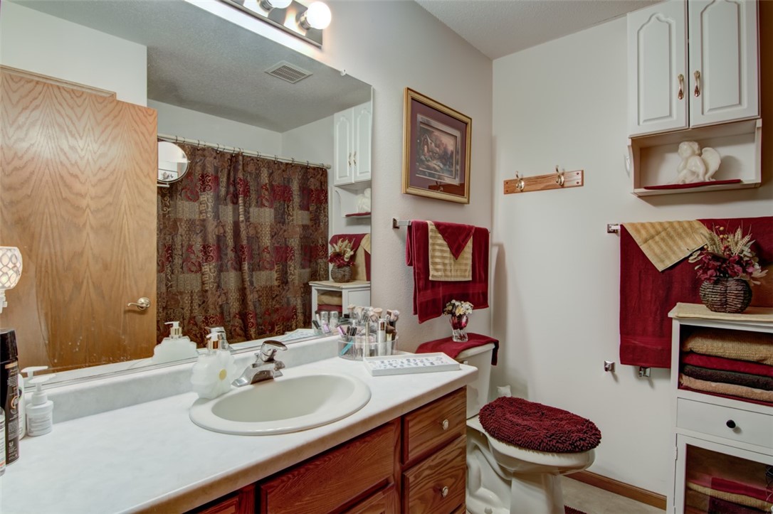 3329 E Meadows Place Property Photo 10