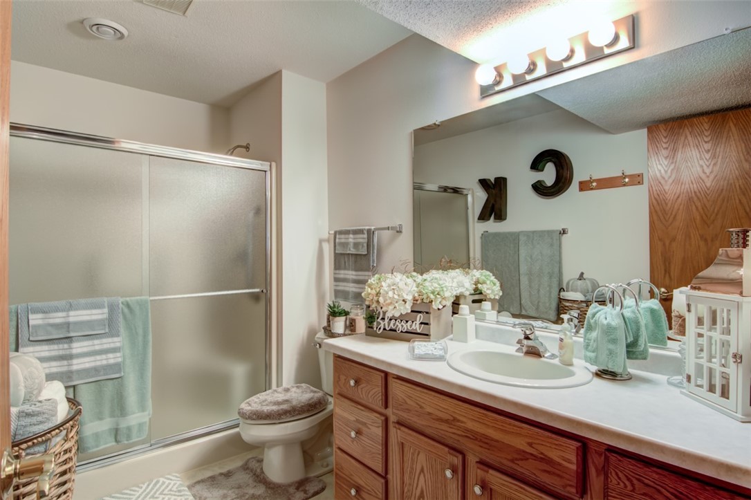 3329 E Meadows Place Property Photo 11