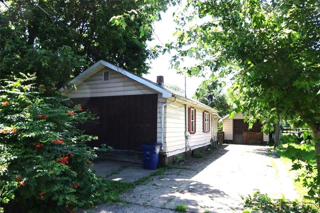 1305 La Crescent Street
