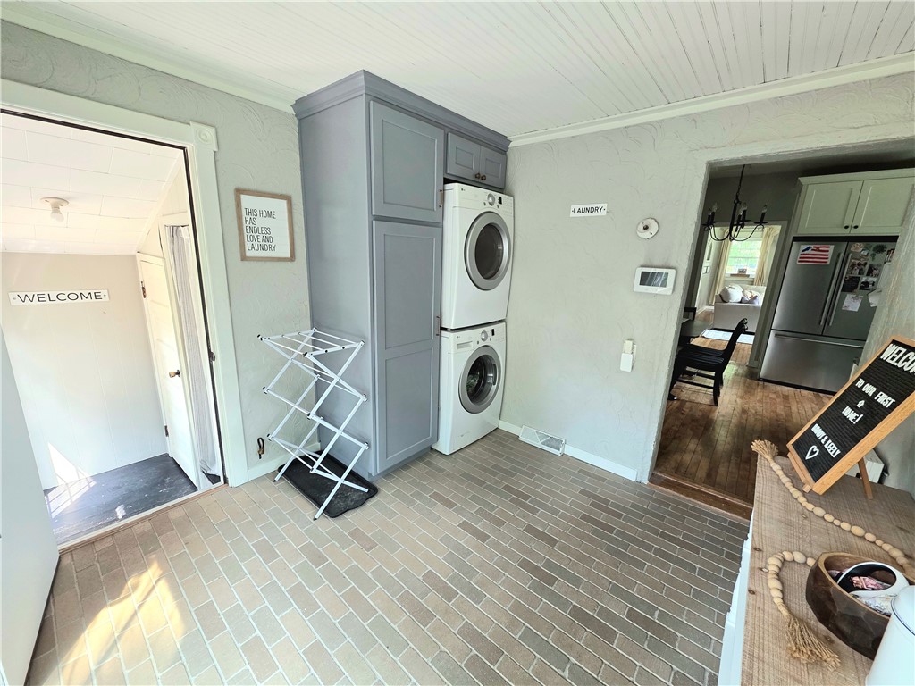 939 Emery Street Property Photo 6