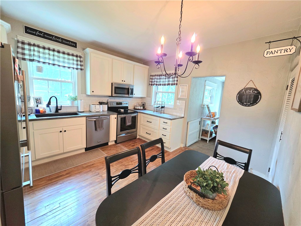 939 Emery Street Property Photo 8