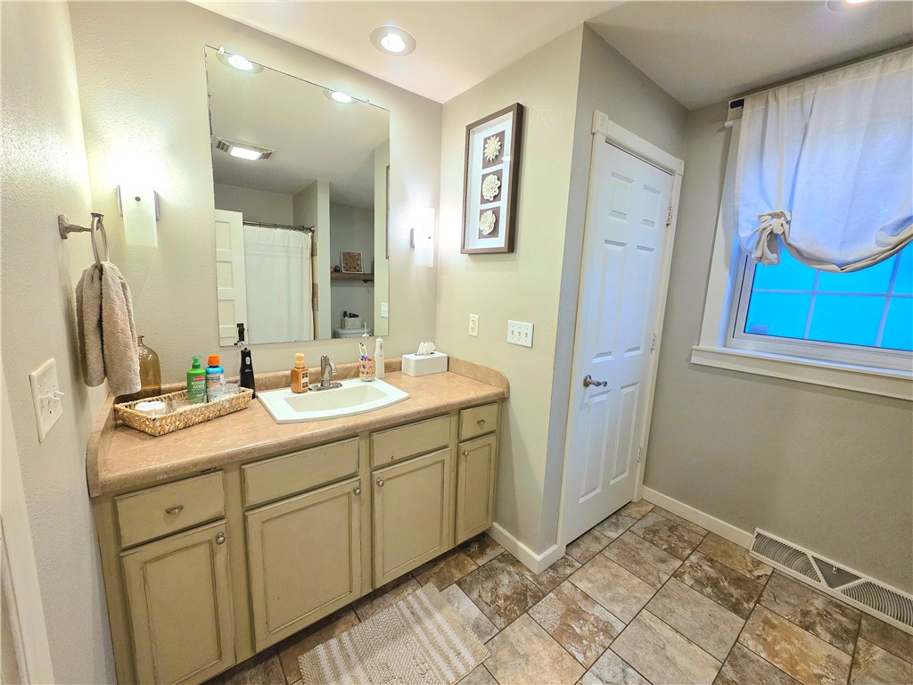 939 Emery Street Property Photo 12