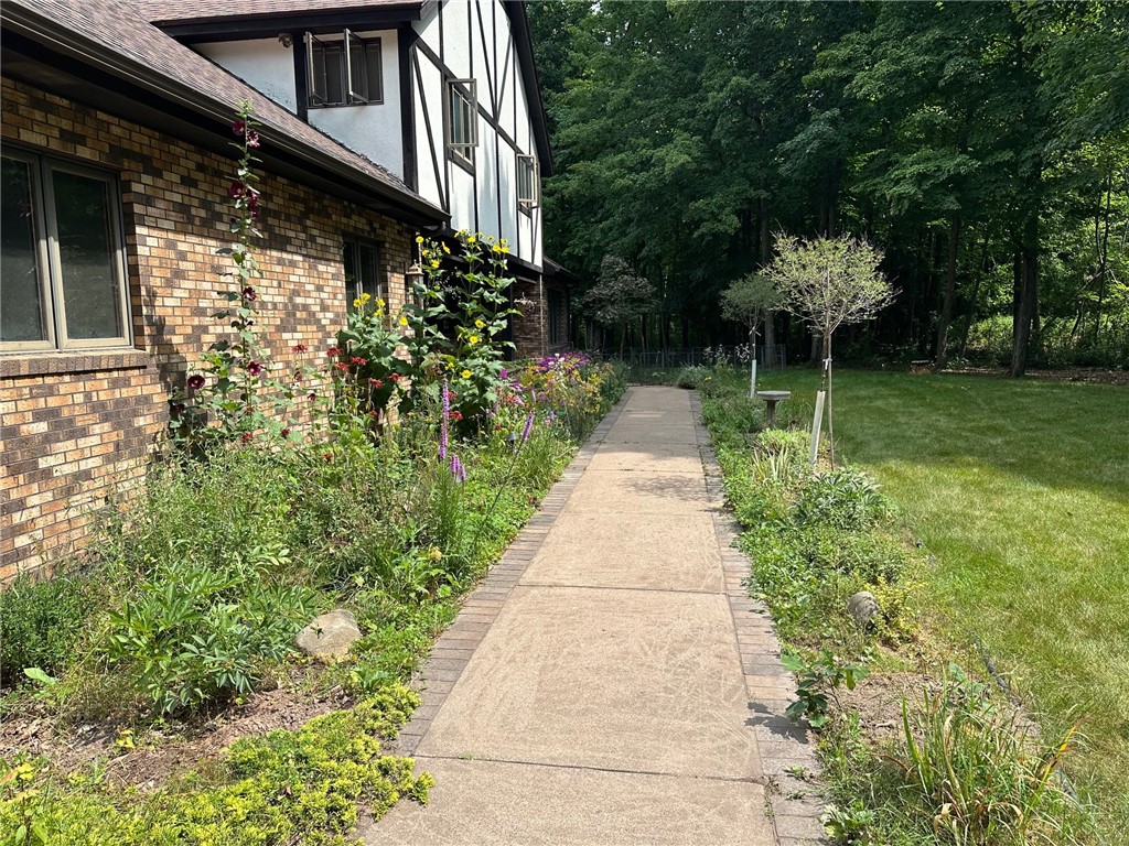 2213 Maple Lane Property Photo 6