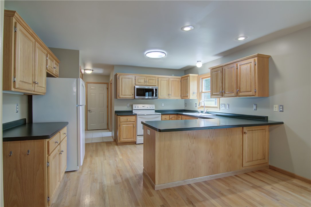 E4625 Interlachen Boulevard Property Photo 12