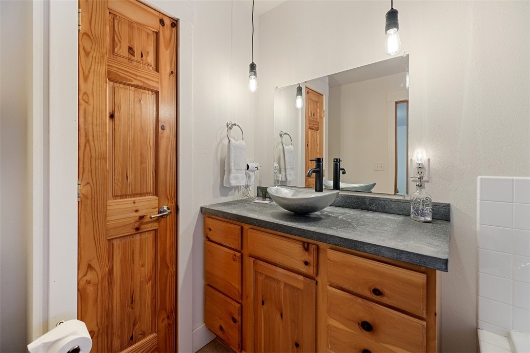 1525 6 1/2 Avenue Property Photo 16