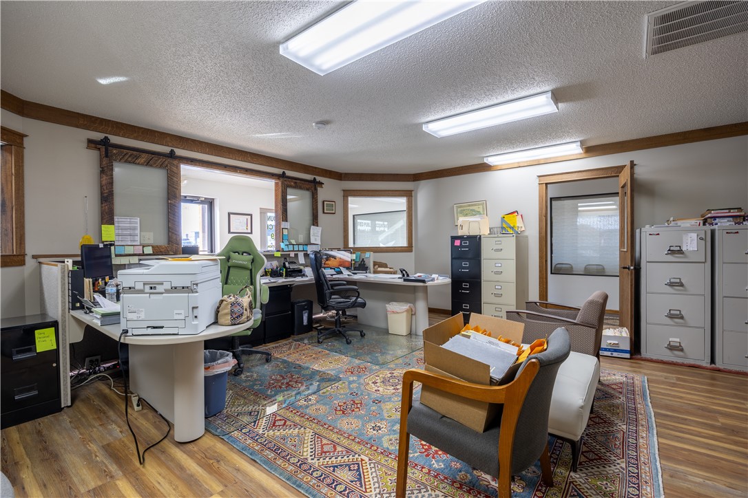 105 Lake Avenue W Property Photo 8