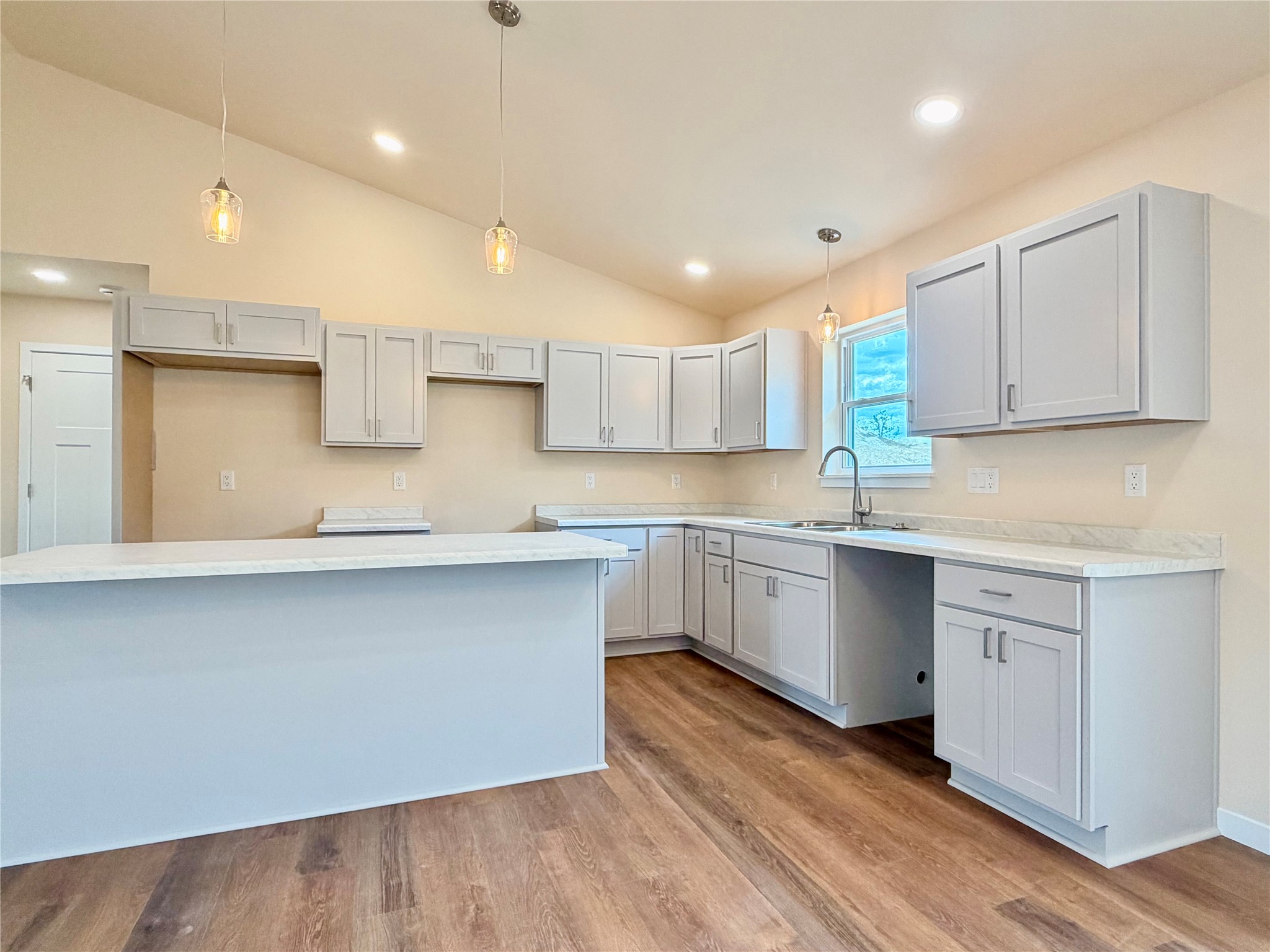 1359 Knapp Street Property Photo 7