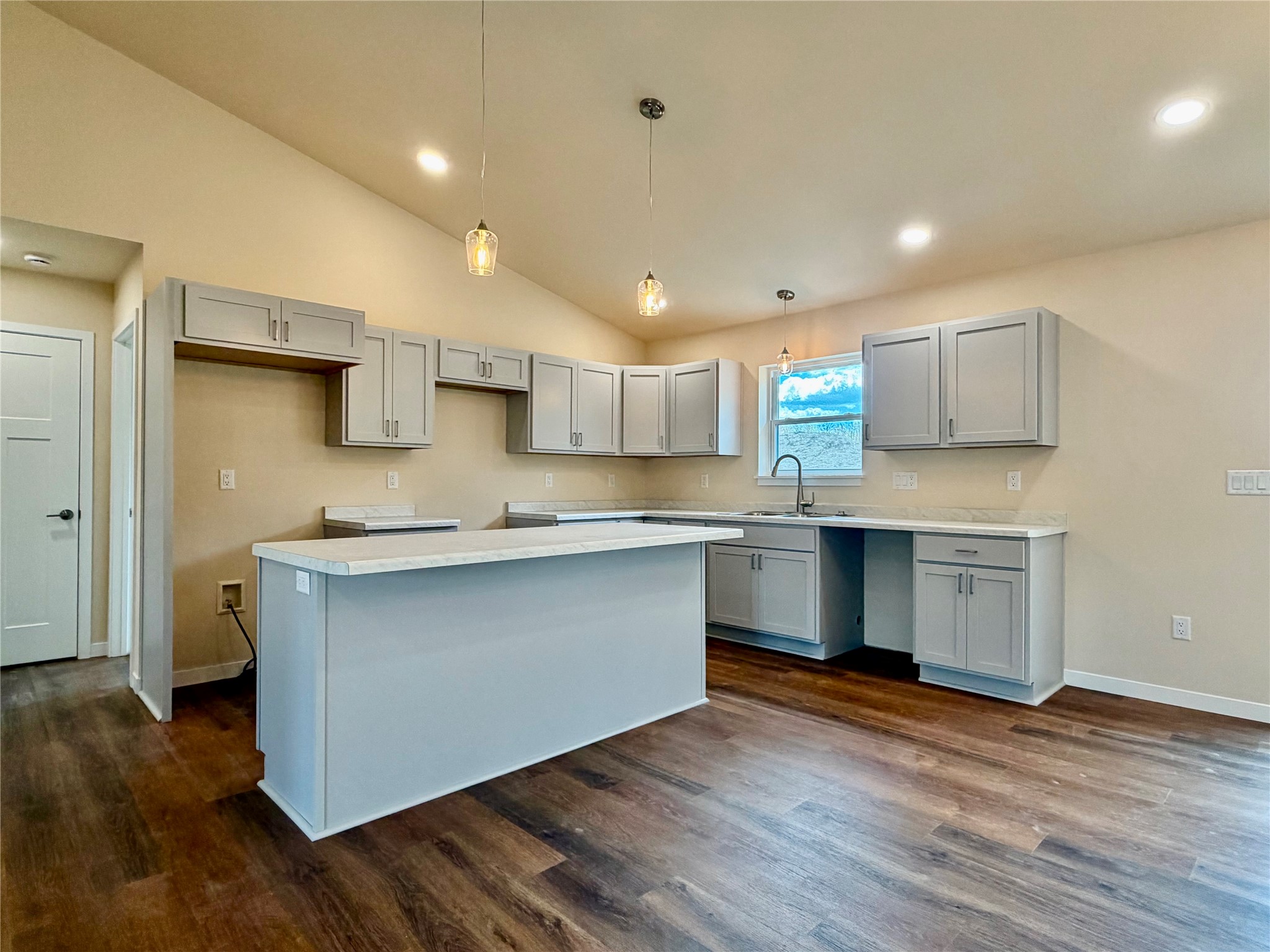 1359 Knapp Street Property Photo 8