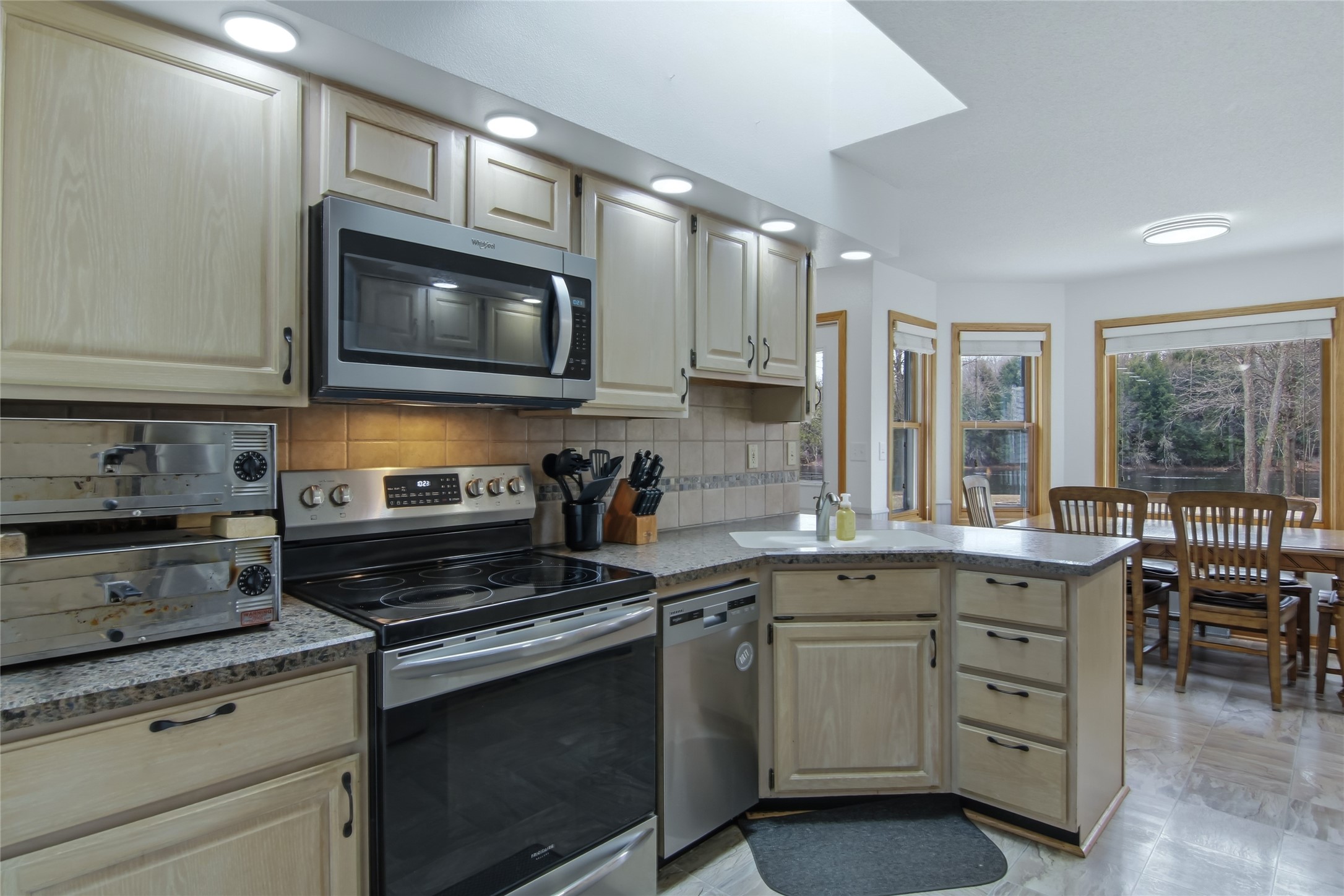704 Phillips Avenue E Property Photo 6