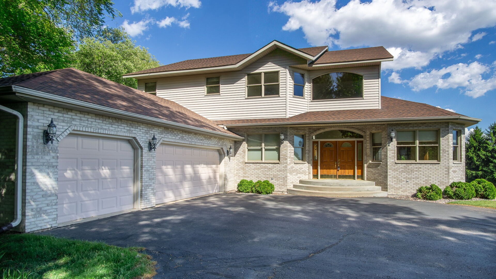 E5110 Interlachen Boulevard Property Photo 1
