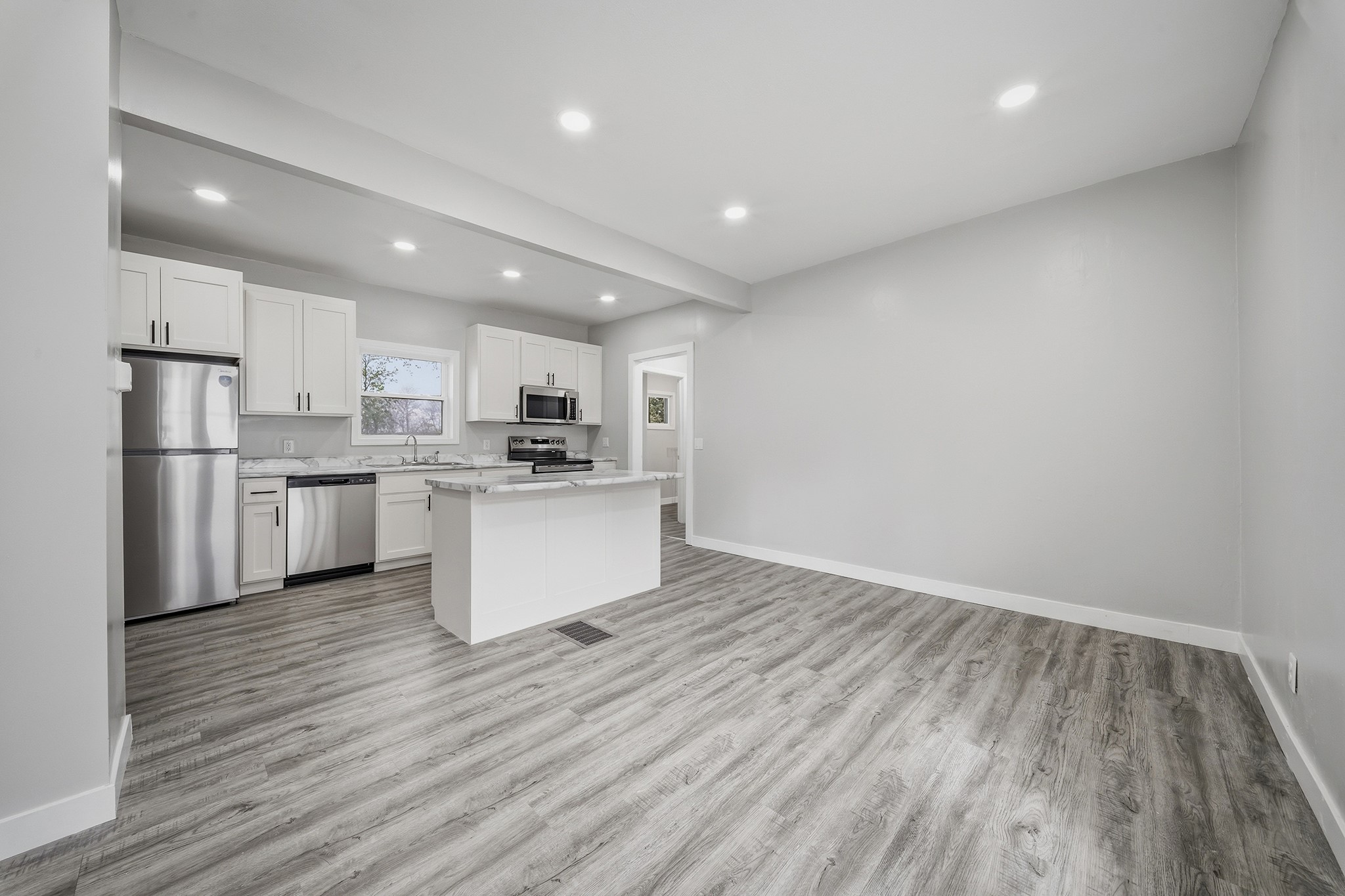 105 E Crumb Street Property Photo 8