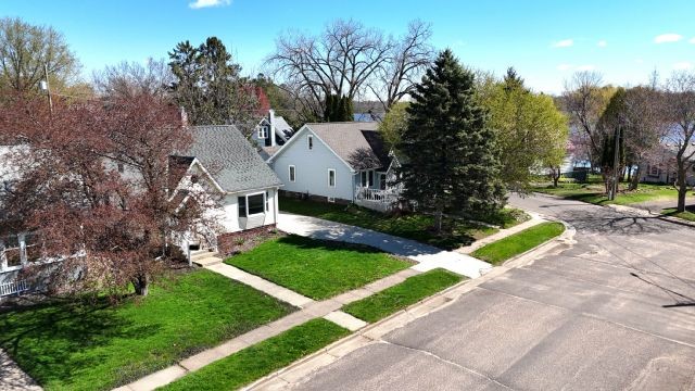 143 Maple Street E Property Photo 44