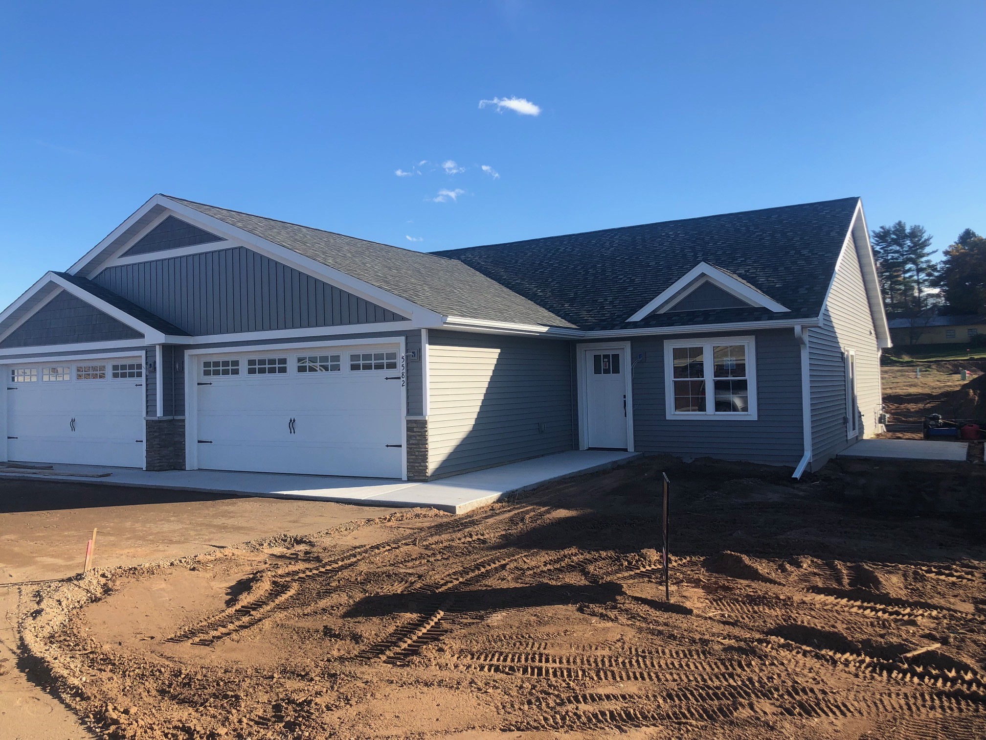 5055 Maple Leaf Path Property Photo 1