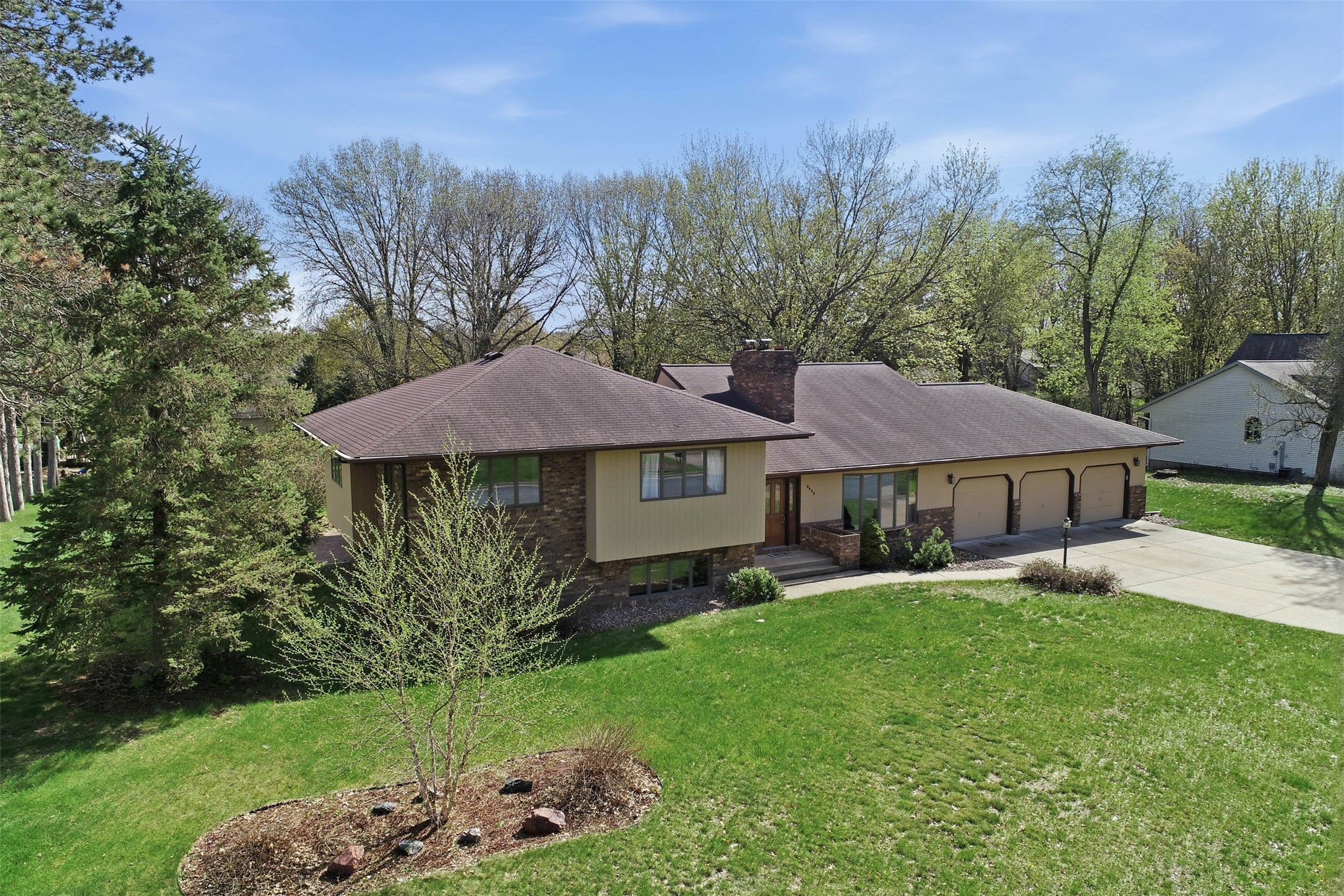 2932 Plum Tree Circle N Property Photo 4