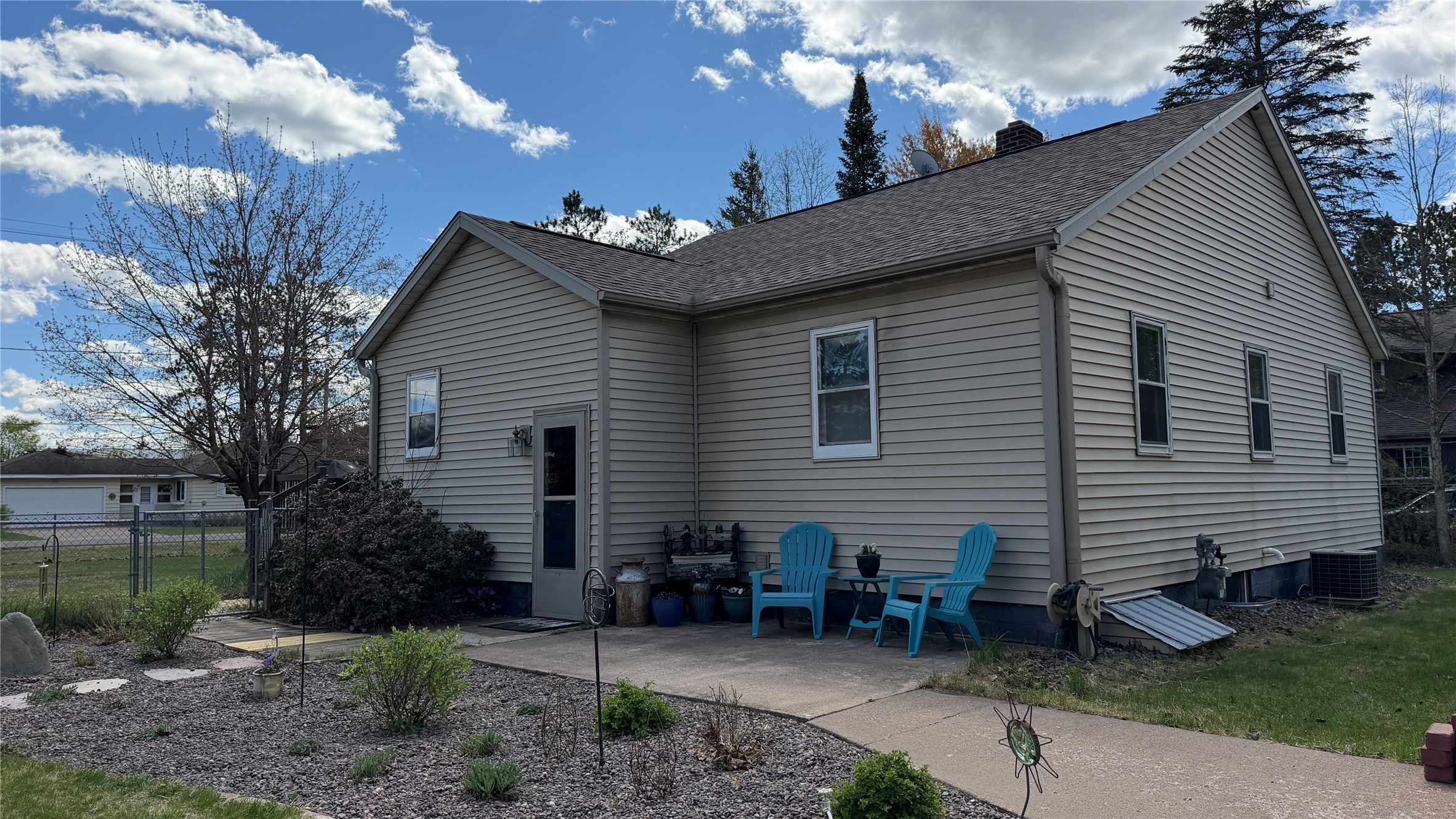 10507 N Hamblin Street Property Photo 2